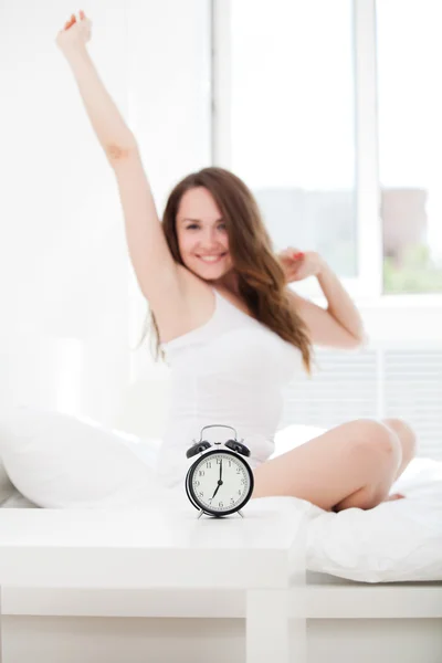 Mulher acordando na cama — Fotografia de Stock