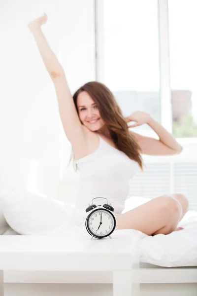 Mulher acordando na cama — Fotografia de Stock