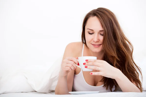 Γυναίκα στο κρεβάτι πίνοντας τσάι — Φωτογραφία Αρχείου