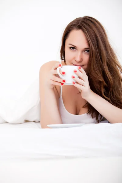 Frau im Bett trinkt Tee — Stockfoto