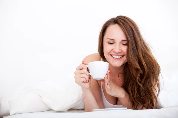 Mujer en la cama bebiendo té —  Fotos de Stock
