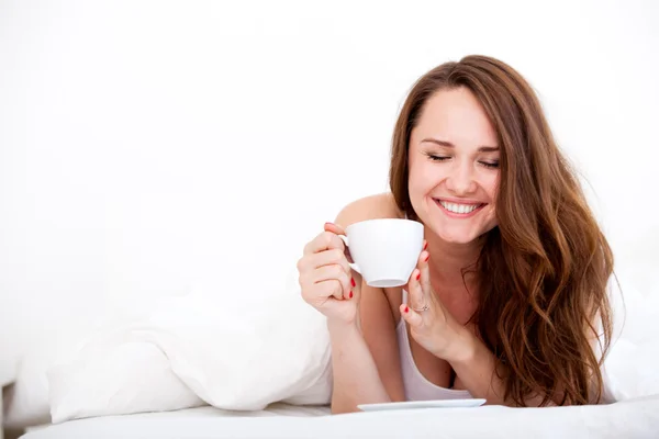 Frau im Bett trinkt Tee — Stockfoto