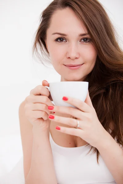 Retrato de mujer en la cama sosteniendo una taza —  Fotos de Stock