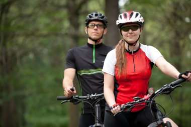 erkek ve kadın bisikleti sürmek