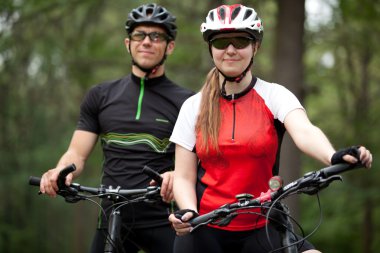 erkek ve kadın bisikleti sürmek