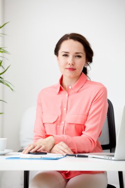 masasının üzerinde çalışan kadın