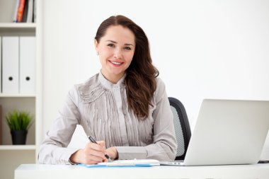 laptop kadınla yazma