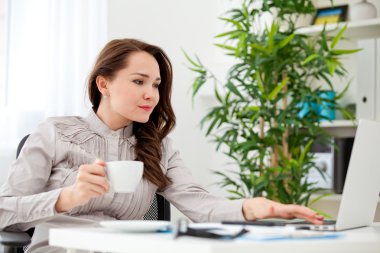 Masa başında kahve içme kadın