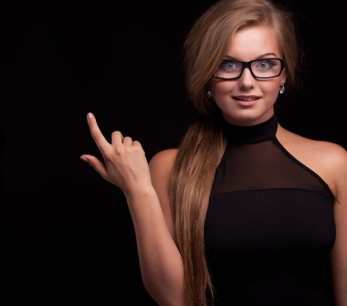 kadın el üzerinde bir şeyler gösteriyor.