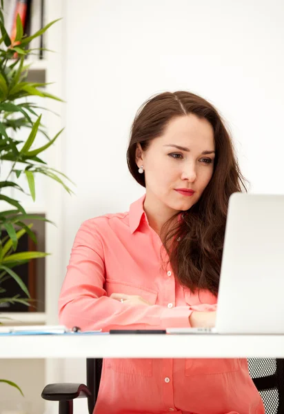 Vrouw met laptop — Stockfoto