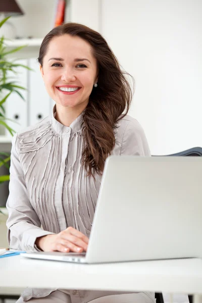 Kvinna som arbetar på datorn — Stockfoto
