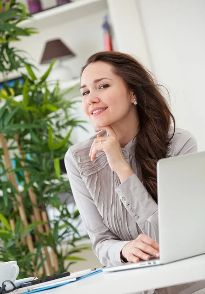 Femme assise au bureau — Photo