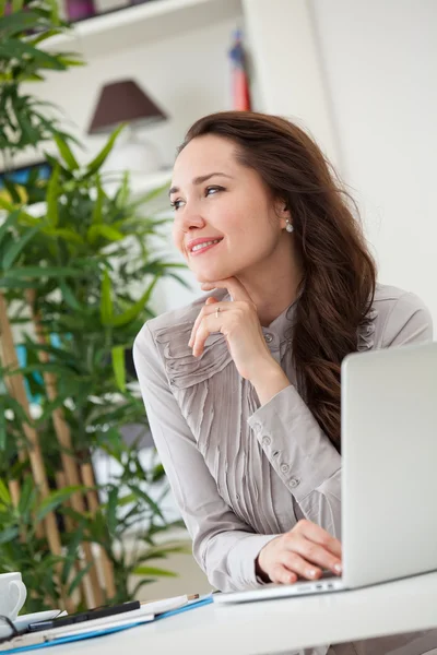 Femme assise au bureau — Photo