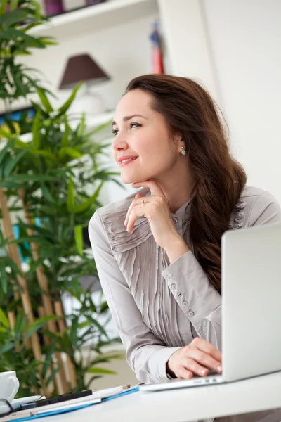 Frau sitzt am Schreibtisch — Stockfoto