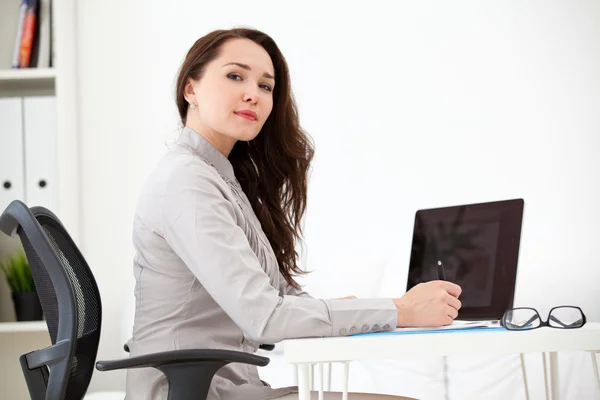 Writting woman with laptop — Stock Photo, Image