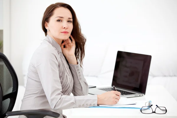 Escribiendo mujer con portátil — Foto de Stock