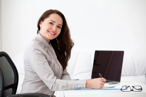 Escrita mulher com laptop — Fotografia de Stock