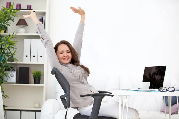 Mujer estirándose en el lugar de trabajo — Foto de Stock