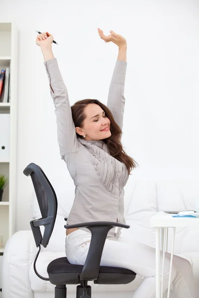 Mulher se alongando no local de trabalho — Fotografia de Stock