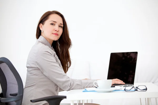 Woman working on laptop — Stock Photo, Image