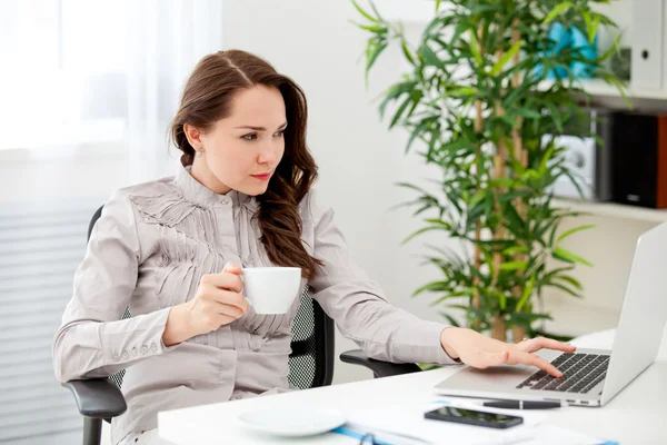 Masa başında kahve içme kadın