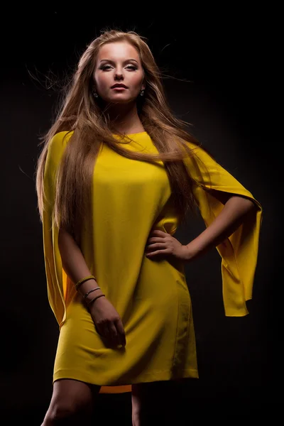 Blond kobieta w żółtej sukience — Zdjęcie stockowe
