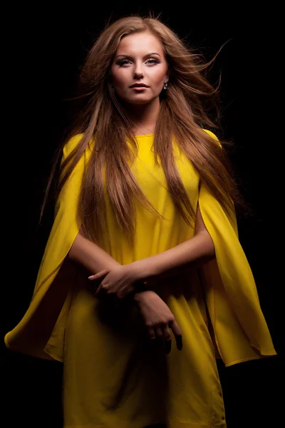 Mulher loira em vestido amarelo — Fotografia de Stock