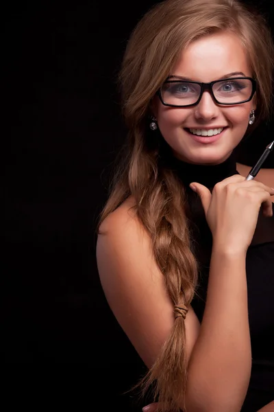 Mujer segura sonriendo con pluma — Foto de Stock