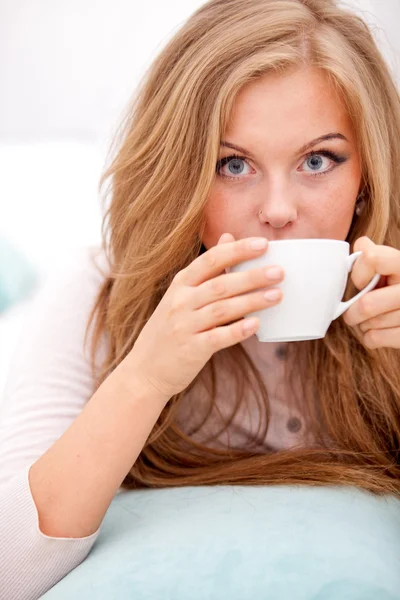 Femme buvant du café, thé — Photo