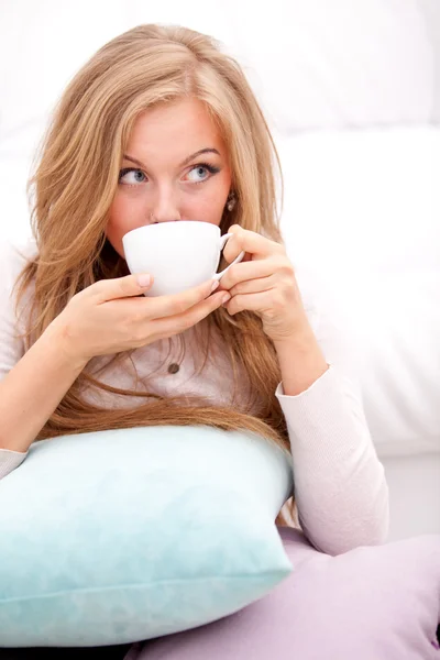 Nő iszik kávé, tea — Stock Fotó