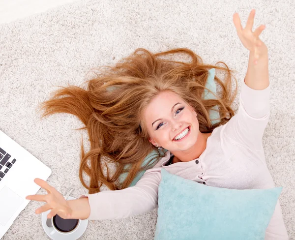 Mujer acostada con almohada — Foto de Stock