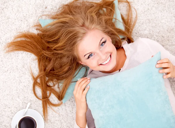 Женщина лежит с подушкой — стоковое фото