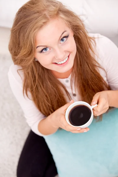Emeleten kávé ülő nő — Stock Fotó