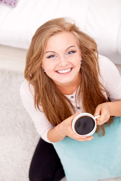 コーヒーで床に座っている女性 — ストック写真