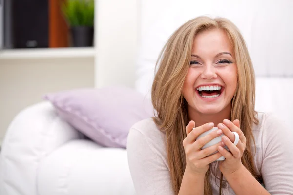 Frau mit weißer Tasse — Stockfoto