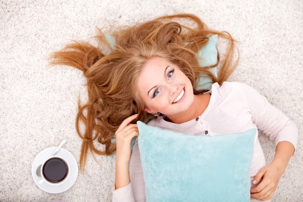 Femme couchée avec oreiller — Photo