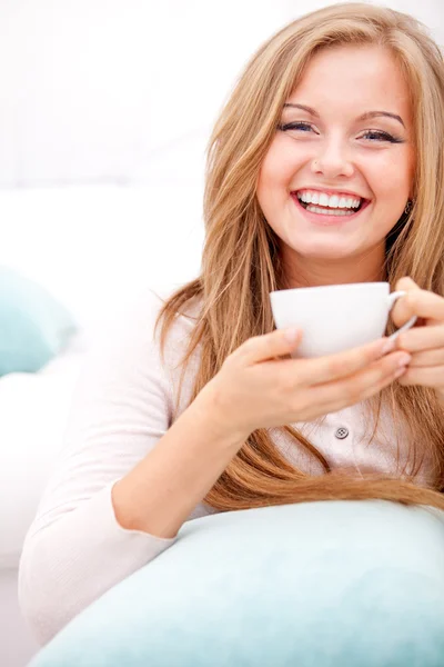 Femme avec tasse blanche — Photo