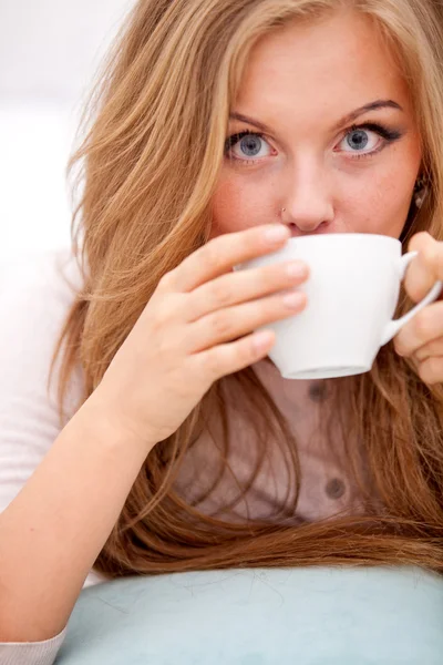 Femme buvant du café, thé — Photo