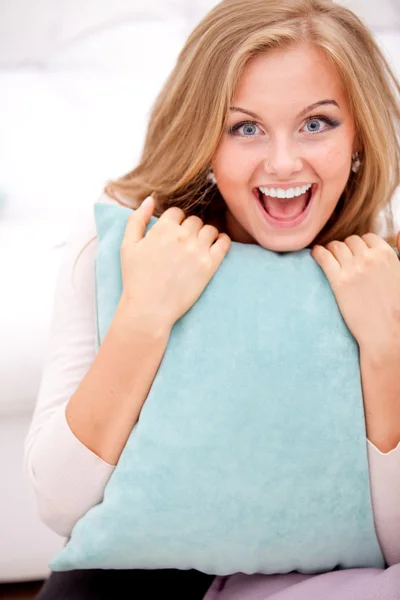 Donna sorridente che abbraccia cuscino — Foto Stock