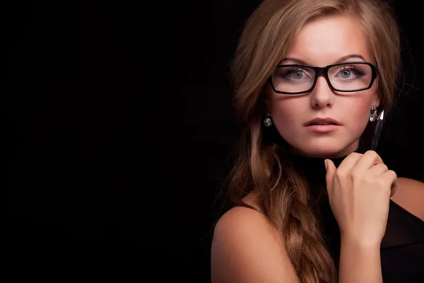 şüpheli bir görünüm veren kadın