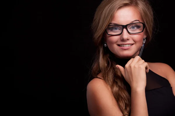 Självsäker kvinna leende med penna — Stockfoto
