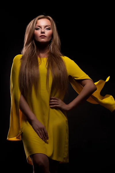 Mujer rubia en vestido amarillo — Foto de Stock