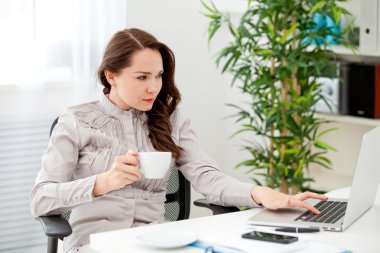 Masa başında kahve içme kadın