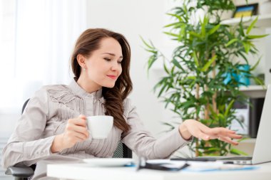 Masa başında kahve içme kadın