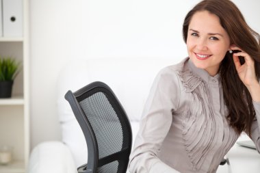 Dizüstü bilgisayarda çalışan kadın