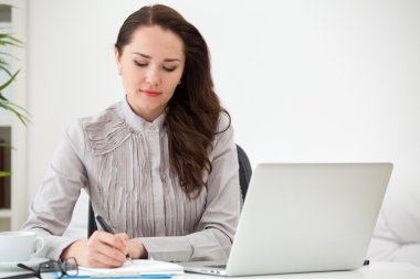 laptop kadınla yazma