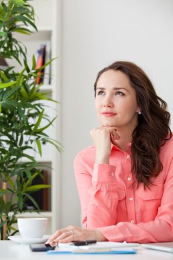 masasının üzerinde çalışan kadın