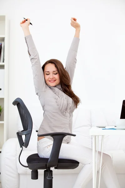 Mulher se alongando no local de trabalho — Fotografia de Stock