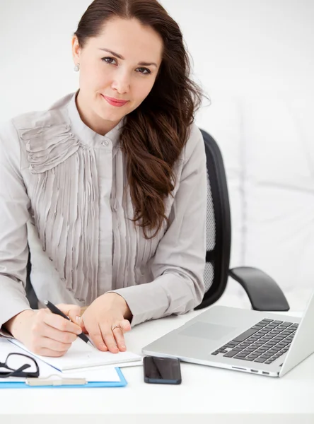 Donna di scrittura con computer portatile — Foto Stock