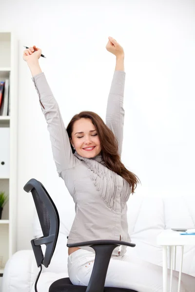 Mujer estirándose en el lugar de trabajo — Foto de Stock